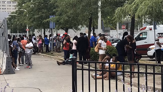 Người thân và bạn bè các nạn nhân đang chờ phía bên ngoài bệnh viện Stroger (Chicago, Mỹ) vào sáng ngày Chủ Nhật. Ảnh: Mitch Dudek/Sun-Times