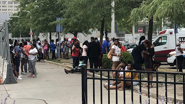 Người thân và bạn bè các nạn nhân đang chờ phía bên ngoài bệnh viện Stroger (Chicago, Mỹ) vào sáng ngày Chủ Nhật. Ảnh: Mitch Dudek/Sun-Times