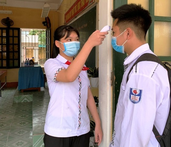 Đo thân nhiệt trước khi vào lớp học tại Trường THCS Kỳ Bá (TP Thái Bình).