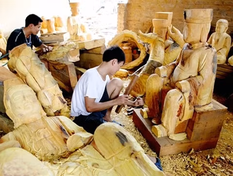 Sản xuất đồ gỗ tại xã Vạn Phúc, huyện Thường Tín (Hà Nội). Ảnh: QUANG THIỆN