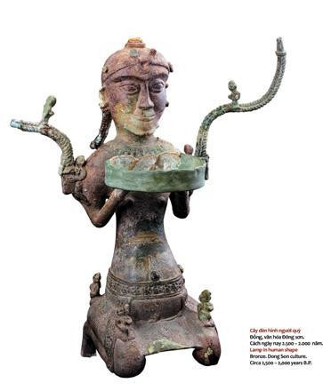 Cây đèn hình người quỳ thuộc giai đoạn văn hoá Đông Sơn.