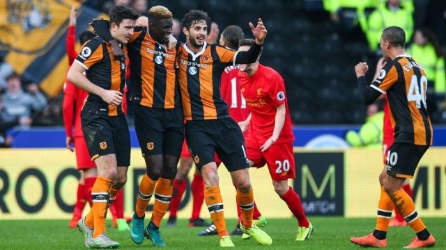 Các cầu thủ Hull City (áo sọc nâu-đen) xứng đáng có ba điểm.