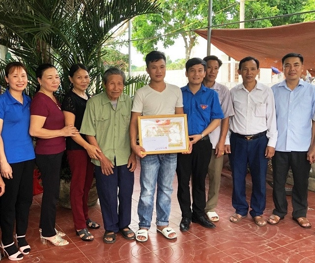 Ghi nhận, tôn vinh gương đoàn viên dũng cảm cứu người khỏi bị đuối nước.