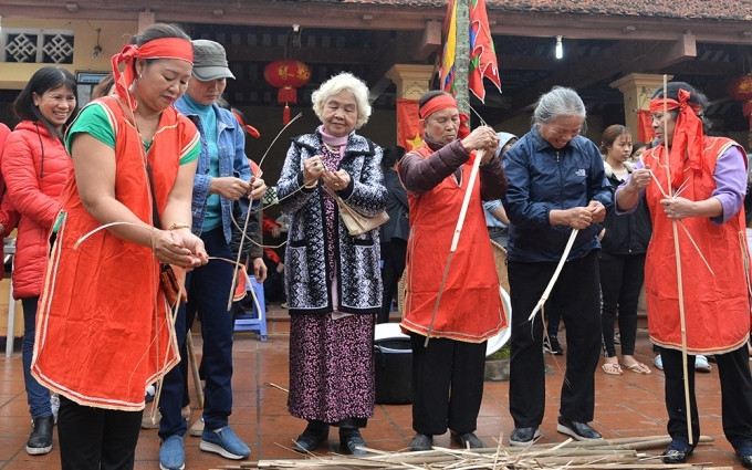 Trong tiếng trống rộn ràng, bốn đội (tương ứng với bốn giáp của làng) tham gia thổi cơm thi dưới sự cổ vũ nhiệt tình của người dân và du khách.
