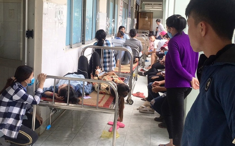 Trong hai ngày đã có nhiều công nhân nhập viện cấp cứu. (Ghi chú: ảnh ngày 12-8)