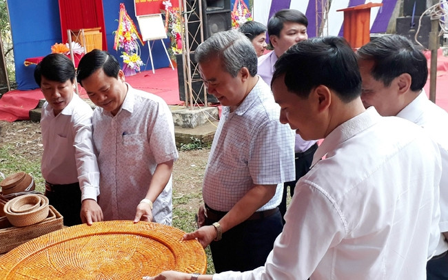 Cán bộ lãnh đạo huyện Lạc Sơn (Hòa Bình) thường xuyên nắm bắt, chỉ đạo cơ sở phát triển làng nghề truyền thống mây tre đan.