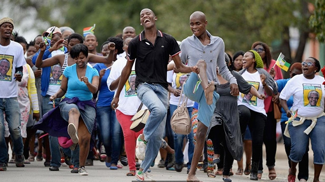Người dân Nam Phi nhảy toyi-toyi để tưởng nhớ Nelson Mandela năm 2013. Ảnh: GETTY IMAGES