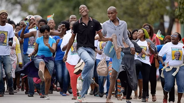 Người dân Nam Phi nhảy toyi-toyi để tưởng nhớ Nelson Mandela năm 2013. Ảnh: GETTY IMAGES