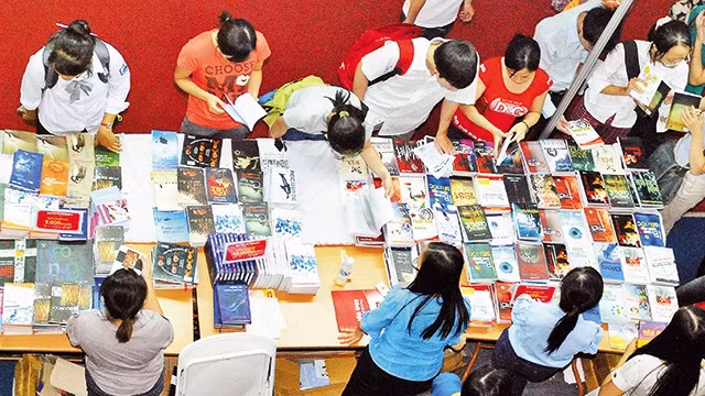 Số đầu sách trên thị trường tăng nhưng lượng phát hành ngày càng giảm sút. Ảnh: Đức Anh