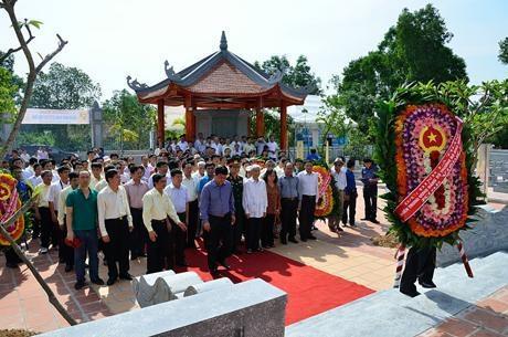 Lãnh đạo Bộ Giao thông vận tải dâng hoa tại Lễ khánh thành Nghĩa trang liệt sĩ Cục Công trình.