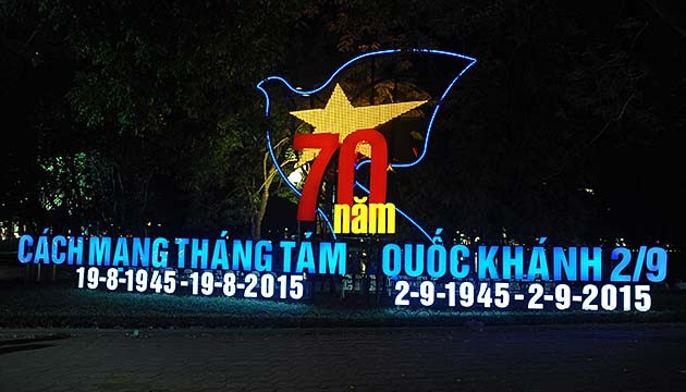 Trên đường phố Thủ đô, rất nhiều công trình ánh sáng đã được dựng lên nhân kỷ niệm 70 năm Cách mạng Tháng Tám và Quốc khánh 2-9.