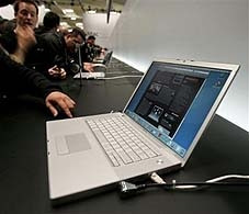 Apple giới thiệu laptop MacBook Pro đầu tiên dùng chip Intel