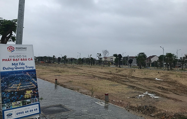 Nhiều khu đô thị, khu dân cư vừa san lấp mặt bằng vừa rao bán. 