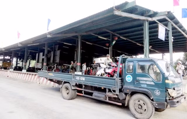 Dừng dịch vụ trung chuyển người, xe máy và hàng hóa, qua hầm Hải Vân.