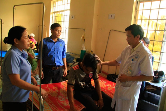 Bác sĩ Trung tâm y tế huyện Đăk Tô kiểm tra vết thương cho anh A Man.