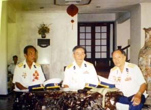 Thiếu tá Nguyễn Văn Đức (người ngồi giữa)
bên cạnh những đồng đội.