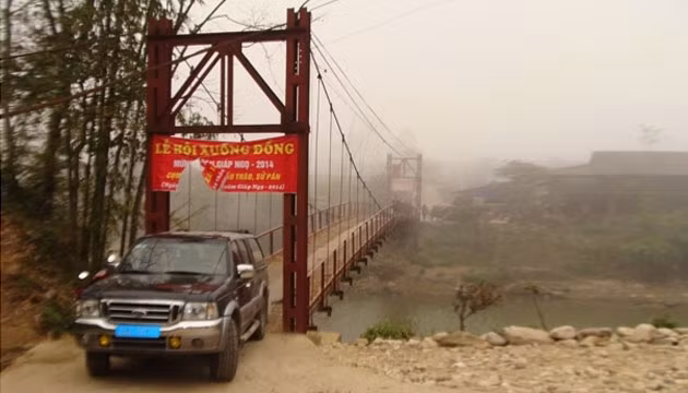 Cầu treo cụm xã Tả Van, Thầu Thào, Sử Pán huyện Sa Pa (Lào Cai) không có biển hướng dẫn trọng tải, cảnh báo nguy hiểm.