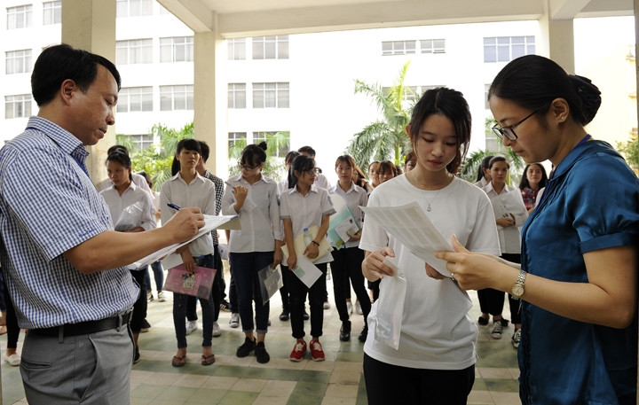 Thí sinh làm thủ tục dự thi kỳ thi THPT quốc gia năm 2016 tại Trường đại học Bách Khoa (Hà Nội). Ảnh: ĐĂNG ANH