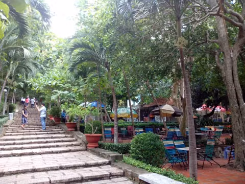 Cảnh quan Khu di tích Bạch Dinh (TP Vũng Tàu) bị phá vỡ bởi các nhà hàng, quán cà-phê.