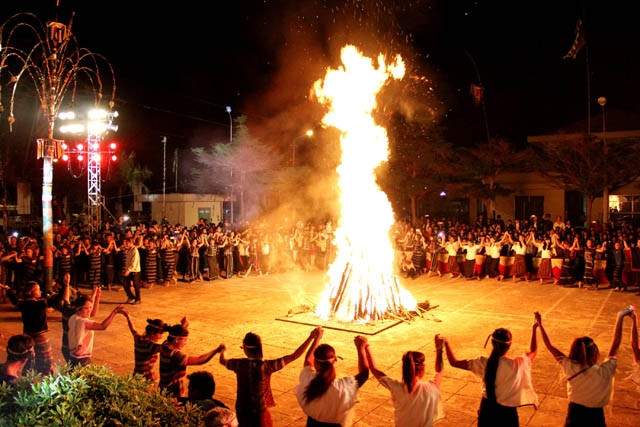 Các dân tộc vùng nam Tây Nguyên cùng vui trong một ngày hội.