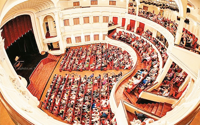 Theo một số chuyên gia, Nhà hát TP Hồ Chí Minh hiện đã quá tải, không đáp ứng được nhu cầu thưởng thức nghệ thuật của công chúng.