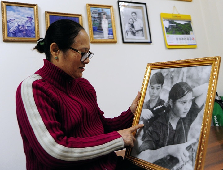 Anh hùng LLVTND Nguyễn Thị Tám trân trọng lưu giữ bức ảnh chụp mình và đồng đội, gần bốn mươi năm trước.