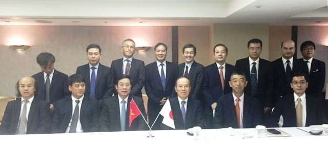 Tổng Giám đốc VNPT Phạm Đức Long và Phó Tổng Giám đốc NTT East, Chủ tịch NTT Vietnam Hiroshi Nakagawa ký Biên bản ghi nhớ trước sự chứng kiến của Bộ trưởng TT&TT Nguyễn Bắc Son và Chủ tịch Tập đoàn NT