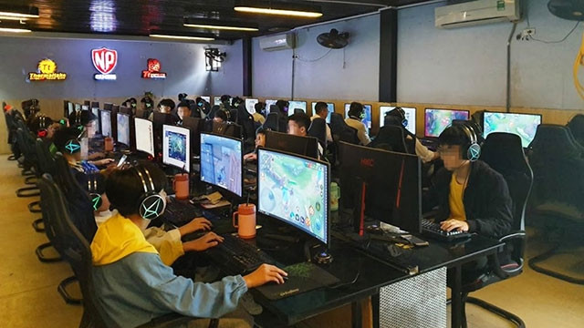 Nhiều bạn trẻ ham mê với các trò chơi trực tuyến. Ảnh: CTV