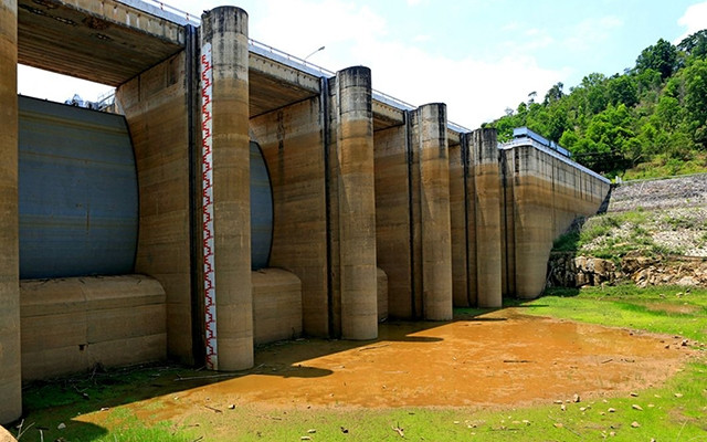 Vấn đề đáng lo ngại cho hệ thống điện hiện nay chính là tình trạng hầu hết các hồ thủy điện ở ba miền trên cả nước đều có lượng nước về liên tục thấp.Ảnh: Ngọc Hà 