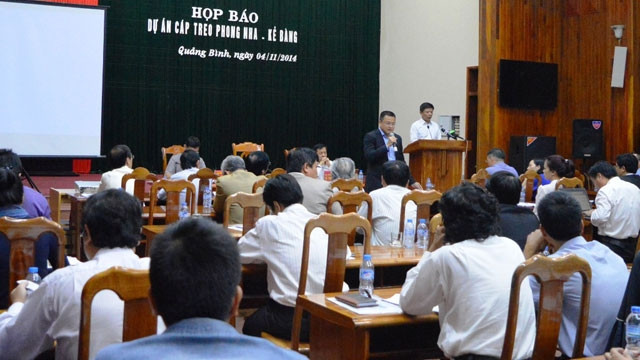 Buổi họp báo do tỉnh Quảng Bình tổ chức chiều 4-11.