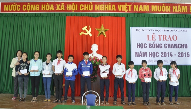 Trao học bổng Chanchu cho các em học sinh, sinh viên .