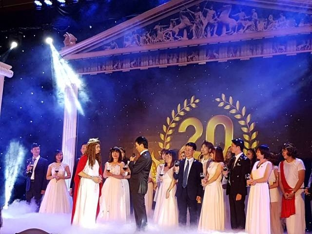 Ban lãnh đạo TransViet trong chương trình nghệ thuật kỷ niệm 20 năm thành lập.