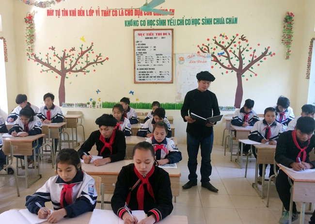 Nghệ nhân Đặng Văn Goành dạy hát Sình Ca cho học sinh Trường PTDTBT Hưng Đạo, huyện Bảo Lạc (Cao Bằng).