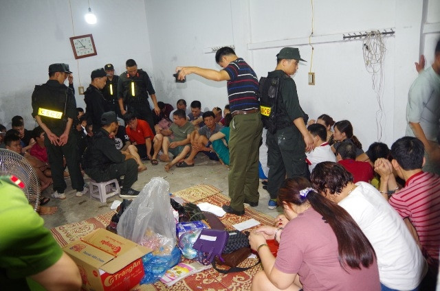 Các đối tượng đánh bạc bị bắt giữ.