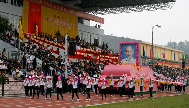 Đoàn rước ảnh Bác Hồ tại buổi tổng duyệt.