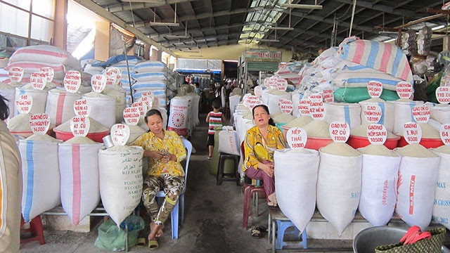 quà, hàng gạo, hàng thịt, hàng rau...