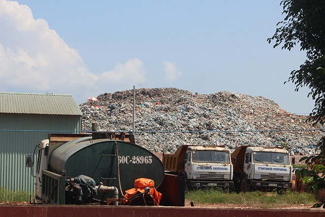 Rác thải sinh hoạt được để lộ thiên tại bãi của Công ty cổ phần Môi trường Sonadezi.