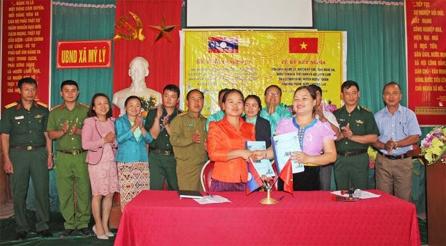 Hội Phụ nữ xã Mỹ Lý (Kỳ Sơn) và Hội Phụ nữ cụm bản Loong Cắng, huyện Mường Quắn, tỉnh Hủa Phăn, tổ chức ký kết nghĩa.