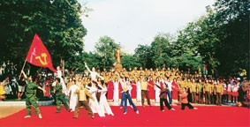 Hội Cựu chiến binh quận Ba Đình,
Hà Nội múa hát về Đảng quang vinh.