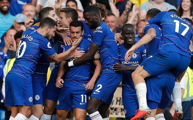 Các cầu thủ Chelsea mừng bàn mở tỷ số của Pedro.