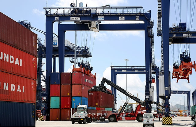 Bốc xếp hàng hóa tại cảng Cái Lân (Quảng Ninh). Ảnh: ĐỖ PHƯƠNG