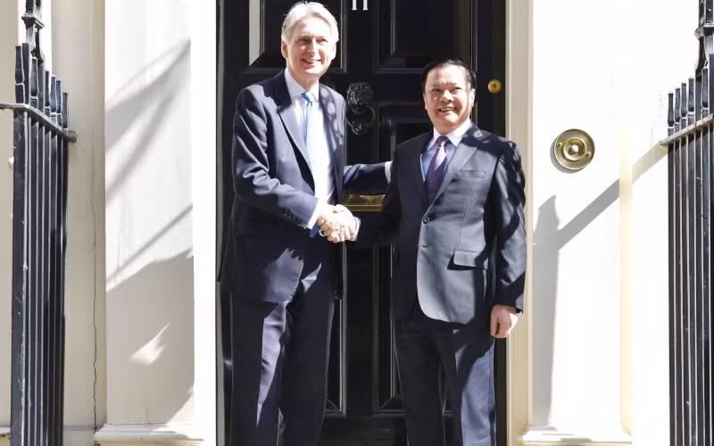 Bộ trưởng Tài chính Đinh Tiến Dũng hội đàm Bộ trưởng Ngân khố Anh Philip Hammond. (Ảnh: UBCKNN)