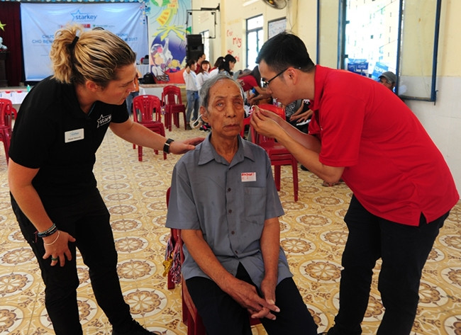 Các bác sĩ gắn máy trợ thính cho bệnh nhân.