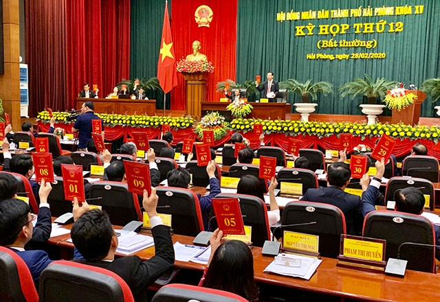 Các đại biểu biểu quyết thông qua Nghị quyết quản lý, bảo tồn di tích liên quan đến chiến thắng Bạch Đằng năm 1288 tại kỳ họp thứ 12 (kỳ họp bất thường) HĐND TP Hải Phòng khóa 15. 