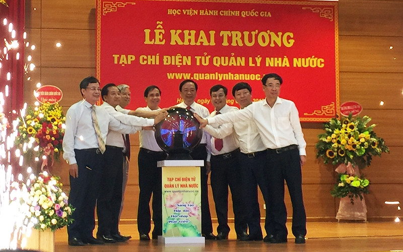 Các đại biểu làm lễ nhấn nút chính thức đưa Tạp chí điện tử Quản lý nhà nước hòa mạng internet toàn cầu.