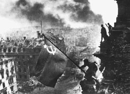 Chiến sĩ Hồng quân cắm cờ chiến thắng
trên nóc tòa nhà Quốc hội Đức ở Berlin.