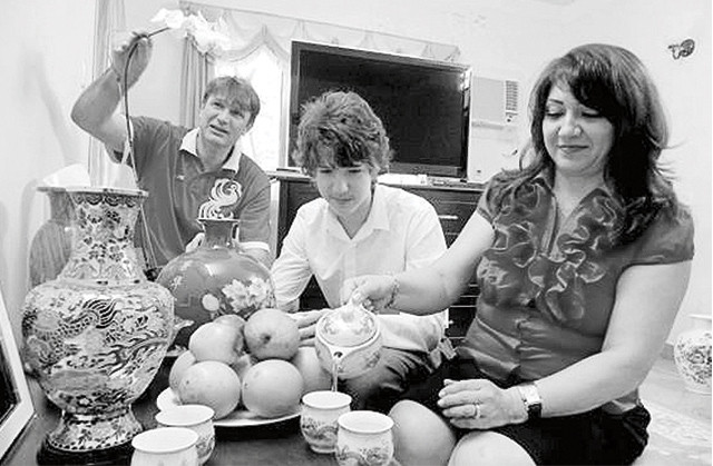 Một gia đình người Nga sinh sống tại Làng Nga ở TP Vũng Tàu. Ảnh: NHƯ MÂY