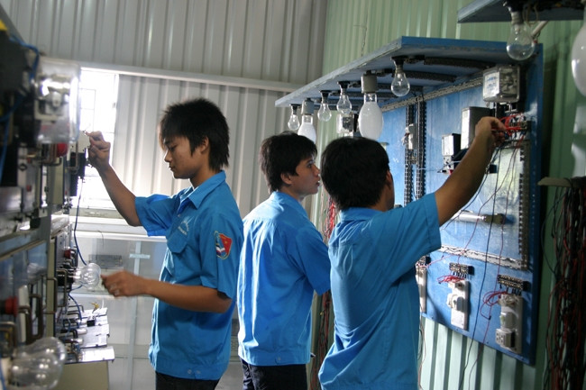 Đã đến lúc phải có những sự thay đổi, để giúp các bạn trẻ tự tin học nghề lập thân, lập nghiệp. (Trong ảnh: Giờ thực hành của học viên Trường cao đẳng nghề số 8 - Bộ Quốc phòng).