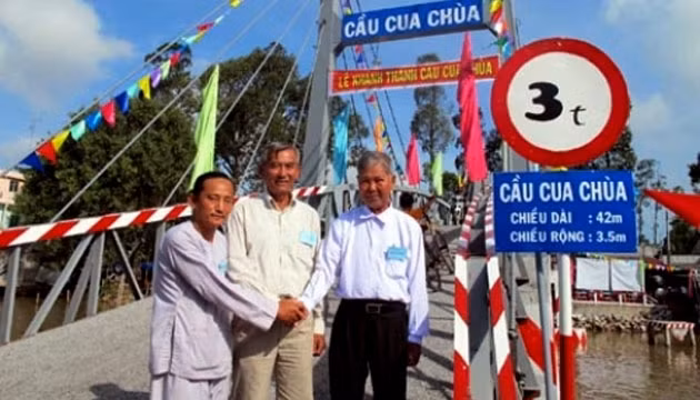 Ba lão nông tại lễ khánh thành cầu treo Cua Chùa.