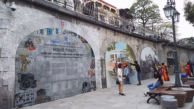 Phố bích họa Phùng Hưng (Hà Nội).